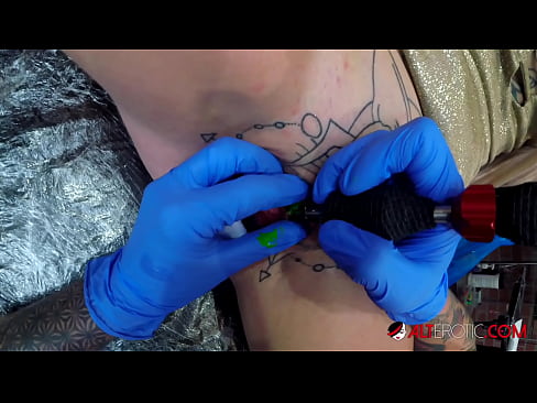 ❤️ Extremamente tatuada, a brasa Sully Savage fez uma tatuagem no seu clítoris ☑ Sexo superior em pt.porn-milf300.ru ❌❤